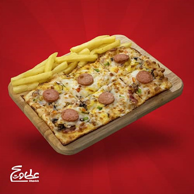 خمیر پیتزا سایز 21*10.5 ، ژامبون گوشت و مرغ ، سوسیس هات داگ ، سس مخصوص ، قارچ ، پنیر موزارلا ، فلفل دلمه ای و سیب زمینی سرخ کرده میدل اسپشیال